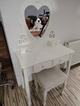 Kozmetický stolík so zrkadlom