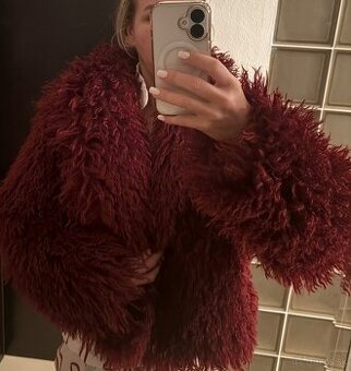 Krasny bordovy kozuch s visackou