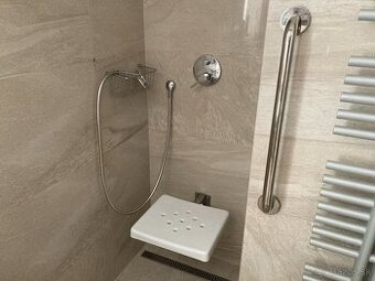 zdravotnícke sedadlo/stolička na stenu v sprche