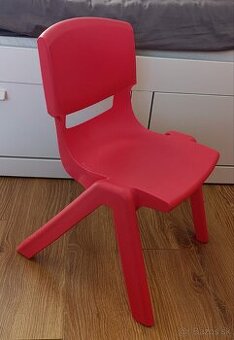 Červena detska stolicka