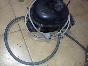 Predám kompresor z chladničky na dofukovanie pneumatík