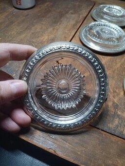Predam strieborno-kristalove podlozky pod flase pohare.