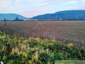 Veľký pozemok pri hlavnej ceste v katastri obce Trenčian