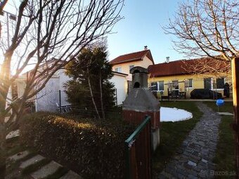 REZERVOVANÉ Príjemný rodinný dom s garážou, v blízkosti Pezi
