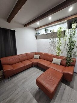 Elegantná celokožená rohová sedačka s taburetkou – TOP stav