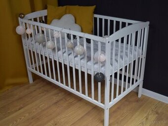 Postieľka biela / prírodná - vyrezávaný macko viac farieb