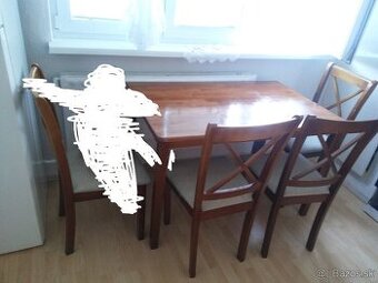 Predám krásny jedálenský drevený stôl