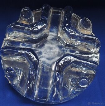 sklenený podstavec alebo držiak na čajovú sviečku.