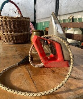 Retro žehlička ETA – červená klasika