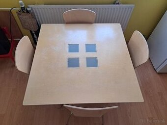 Jedálenský stôl so stoličkami