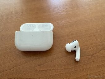 Nabíjacie púzdro a pravé slúchadlo AirPods Pro 2