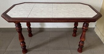 Konferenčný drevený stolík