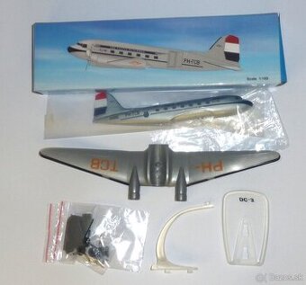 Predám  platikový model lietadla DC-3  1:100 Herpa