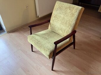 Retro stoličky a gauč s konferenčnym stolíkom