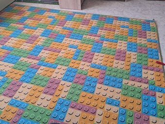 Koberec s motím lego