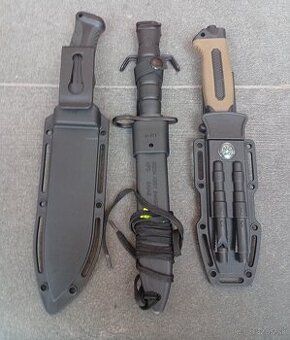 Bajonet s puzdrom, mačeta kukri ,3 nože.