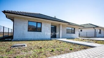 Pinky real – moderný bungalov č. 1 v Smoleniciach