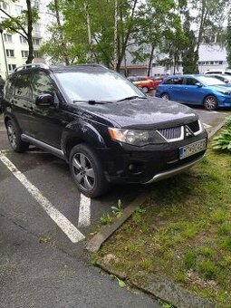 Predám Mitsubishi Outlander 2.0 DI-D,7miestny,čierna metalíz