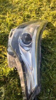 Predám Led svetlomet Toyota avensis