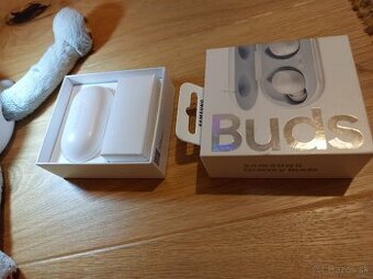 Samsung Galaxy Buds + kabel + nahradne stuple