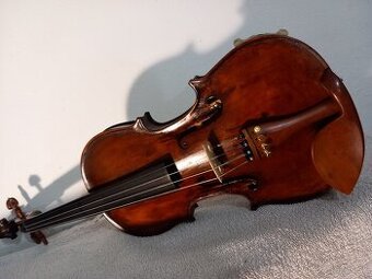 Staré, 4/4 husle bez poškodenia.