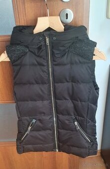 ZARA - teplá vesta s kapucnou