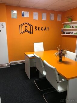 Prodán dva kancelářské stoly a věšák na zeď.