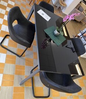 Moderný jedálenský set – čierny sklenený stôl + 4 dizajnové