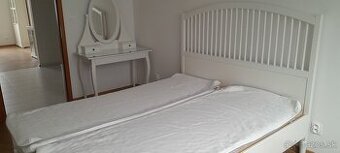 Drevena manzelska postel