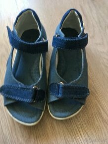 Dievcenske sandalky nové veľkosť 28