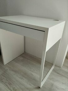 Stôl IKEA MICKE v bielej farbe 73x50 cm