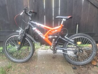 odpružený bicykel. oranžovo čierny