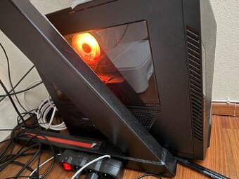 Herny PC +Monitor+klavesnica+stôl+herna stolička +učty k hra