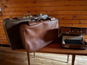 Starožitný kufor a písací stroj