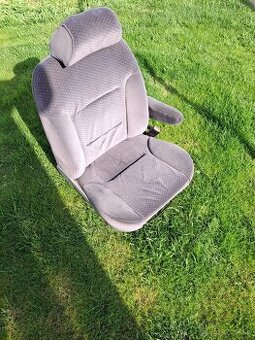 Sedadlo spolujazdca s otočnou konzolou