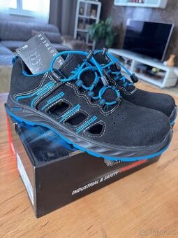 Pracovná obuv 43 so spevnenou špičkou