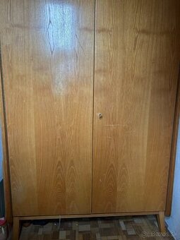 Dvojdverová skriňa na nožičkách bledá