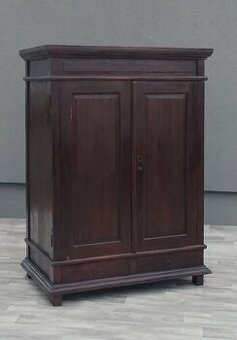 Skriňa teaková s 2 šuplíkmi.