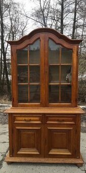 Rustikálna masivná vitrína