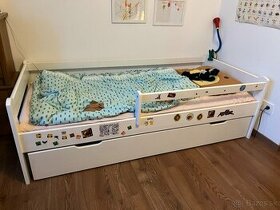 Detská posteľ so zábranou a úložným priestorom