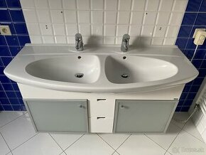 Kúpeľňová skrinka s dvojumývadlom