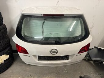Opel Astra J Kombi - Kufrové dvere / Piate dvere