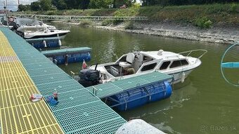 Motorovy čln s kajutou