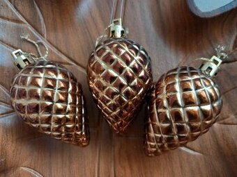 3ks staršie hnedo-zlaté šišky na stromček 7x4 cm plast