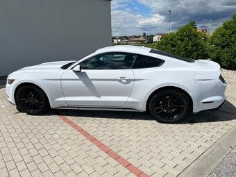 Ford Mustang biely