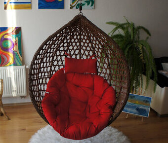 Závesné hojdacie kreslo Kokón s červeným vankúšom