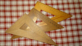 Retro -drevené pravítko-trojuholník