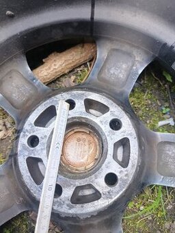 Elektróny 195/65 r 15 obuté zimné gumy
