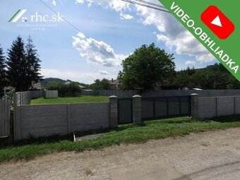 OPLOTENÝ POZEMOK S ELEKTRICKOU BRÁNOU A PROJEKT. DOK. - BREZ