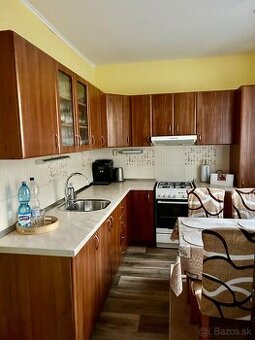 Predaj 3-izbového byty so zariadeným a parkovacím miestom